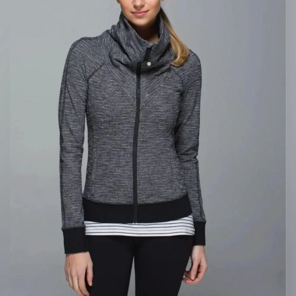 EUC Lululemon Be Present Jacket Coco Pique Black Size 8 Thumbholes Zip Closure